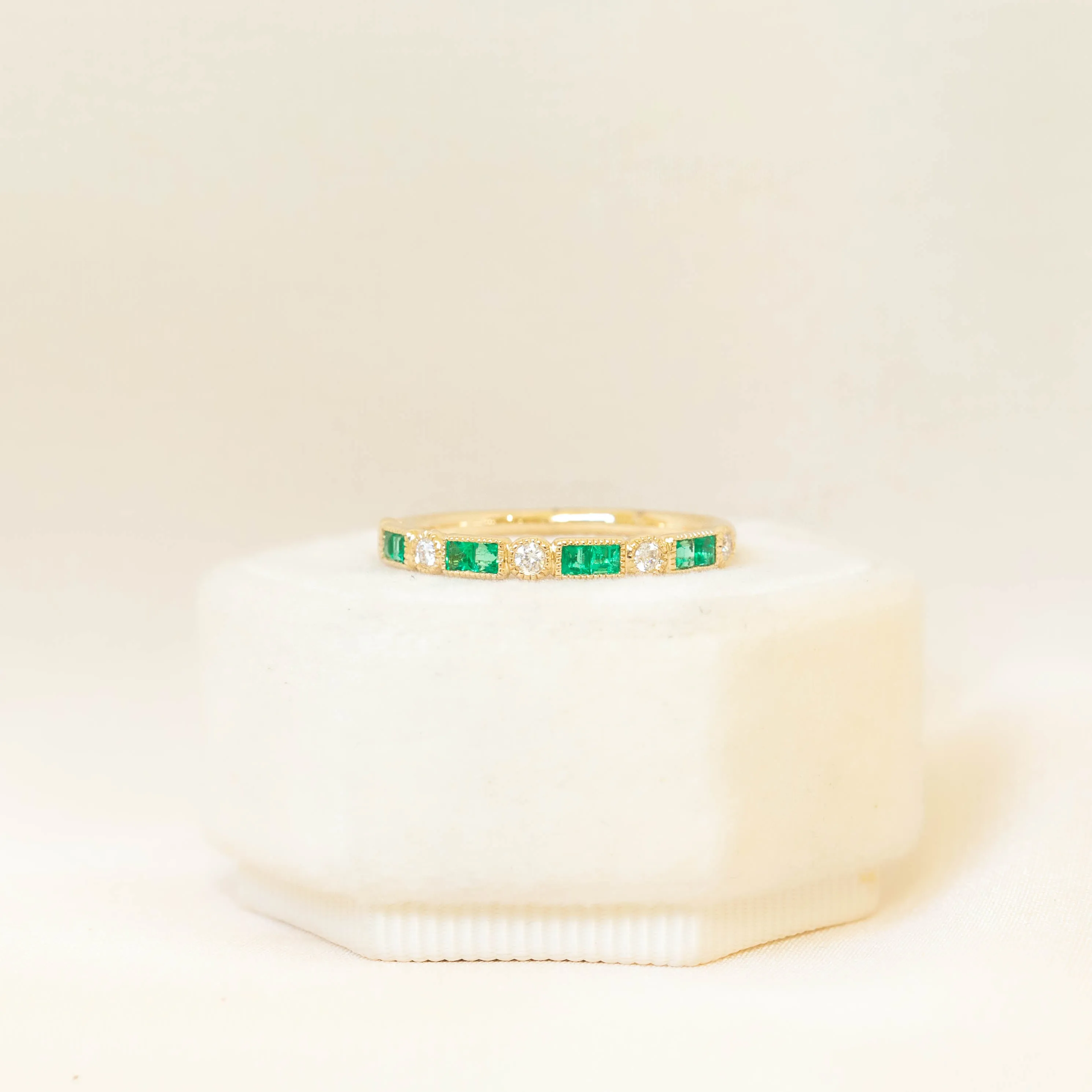 14ky Emerald & Diamond Bezel-Band