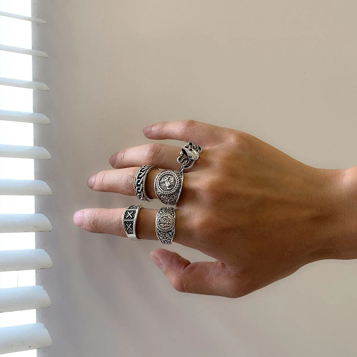 Chic 5 Pieces Antique Silver Tone Embossed Pattern Ring Set