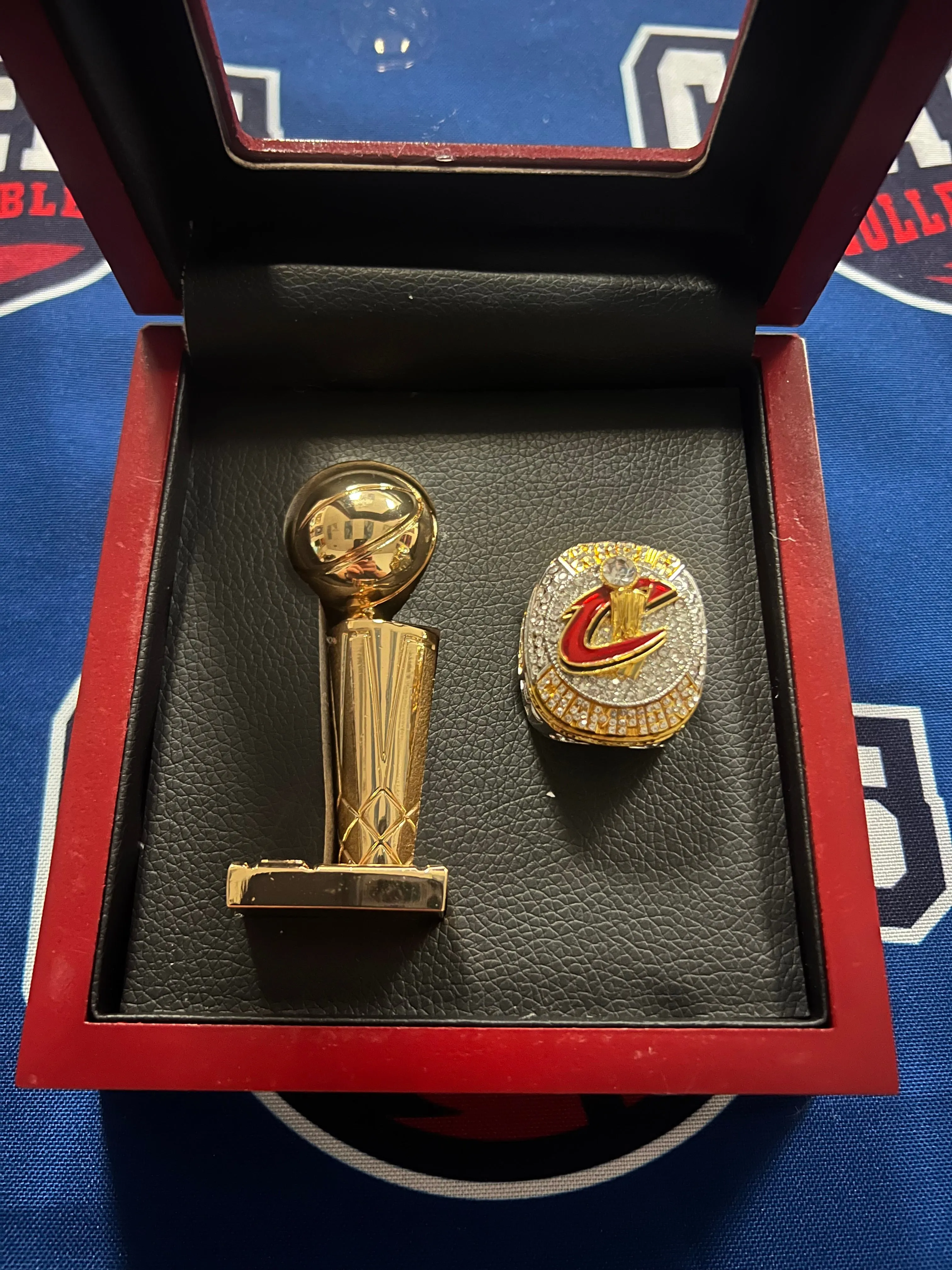 Cleveland Cavaliers 2pc NBA Championship Ring & Trophy with Display Box