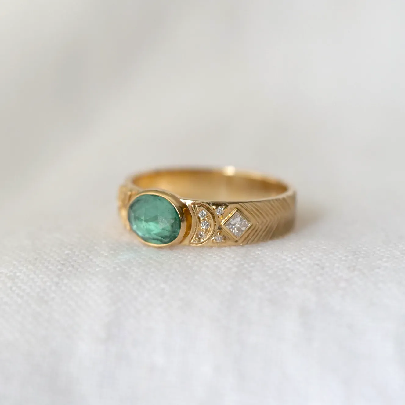 Green Tourmaline & Diamonds Oval Totem Ring