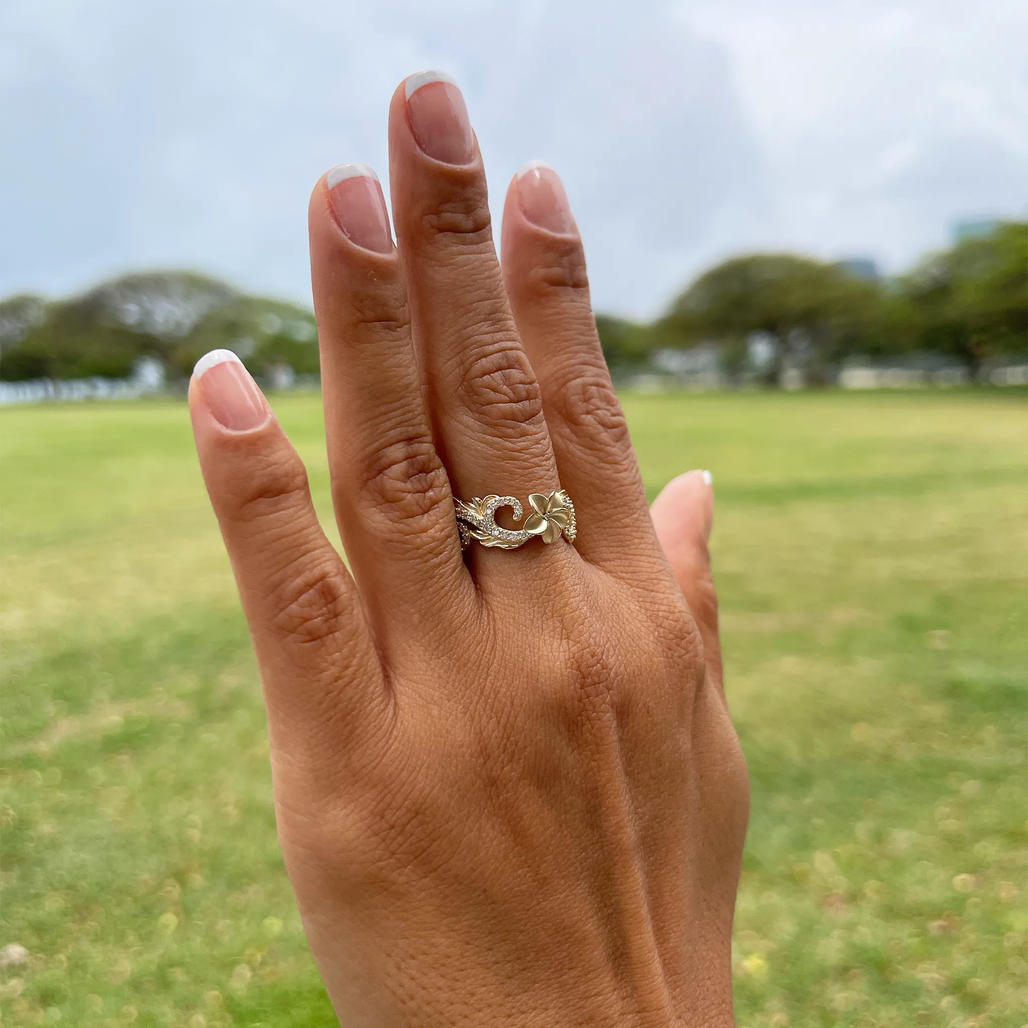 Hawaiian Heirloom Plumeria Ring in Gold with Diamonds - 8mm