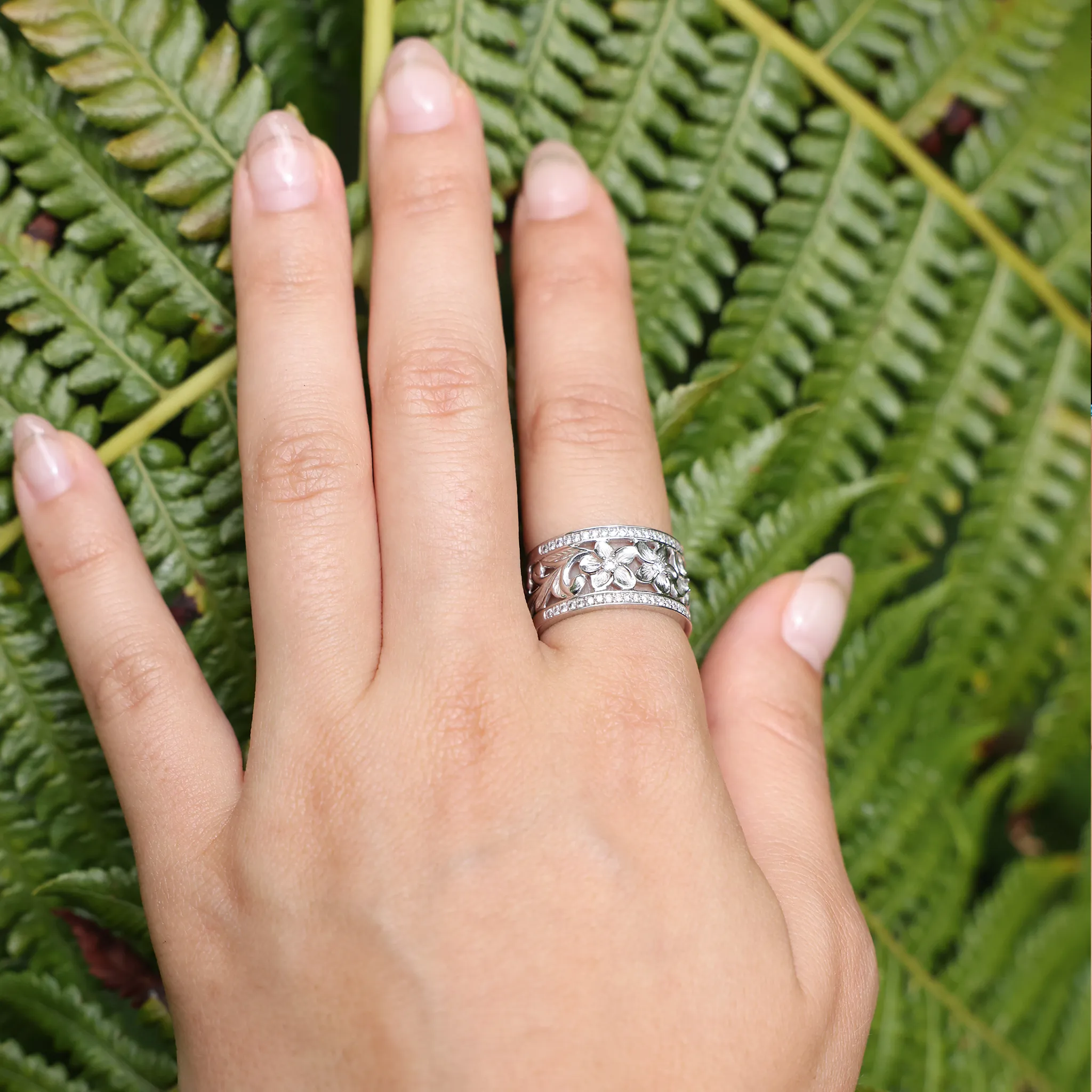Hawaiian Heirloom Plumeria Ring in White Gold with Diamonds - 10mm
