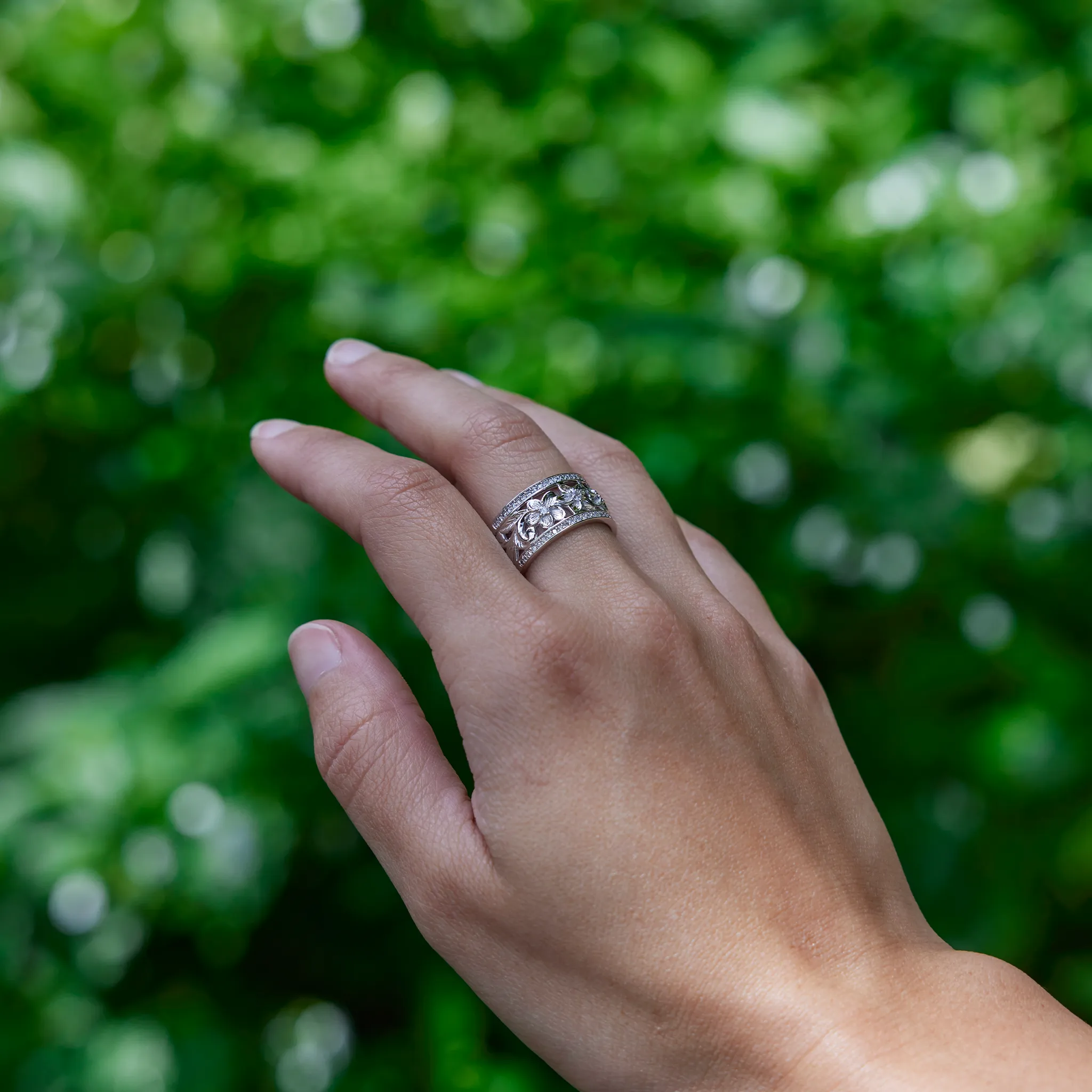 Hawaiian Heirloom Plumeria Ring in White Gold with Diamonds - 10mm
