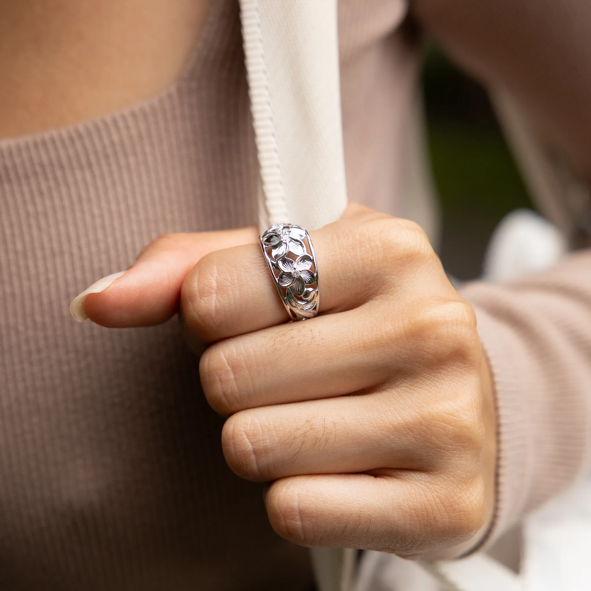 Hawaiian Heirloom Plumeria Ring in White Gold with Diamonds - 11mm