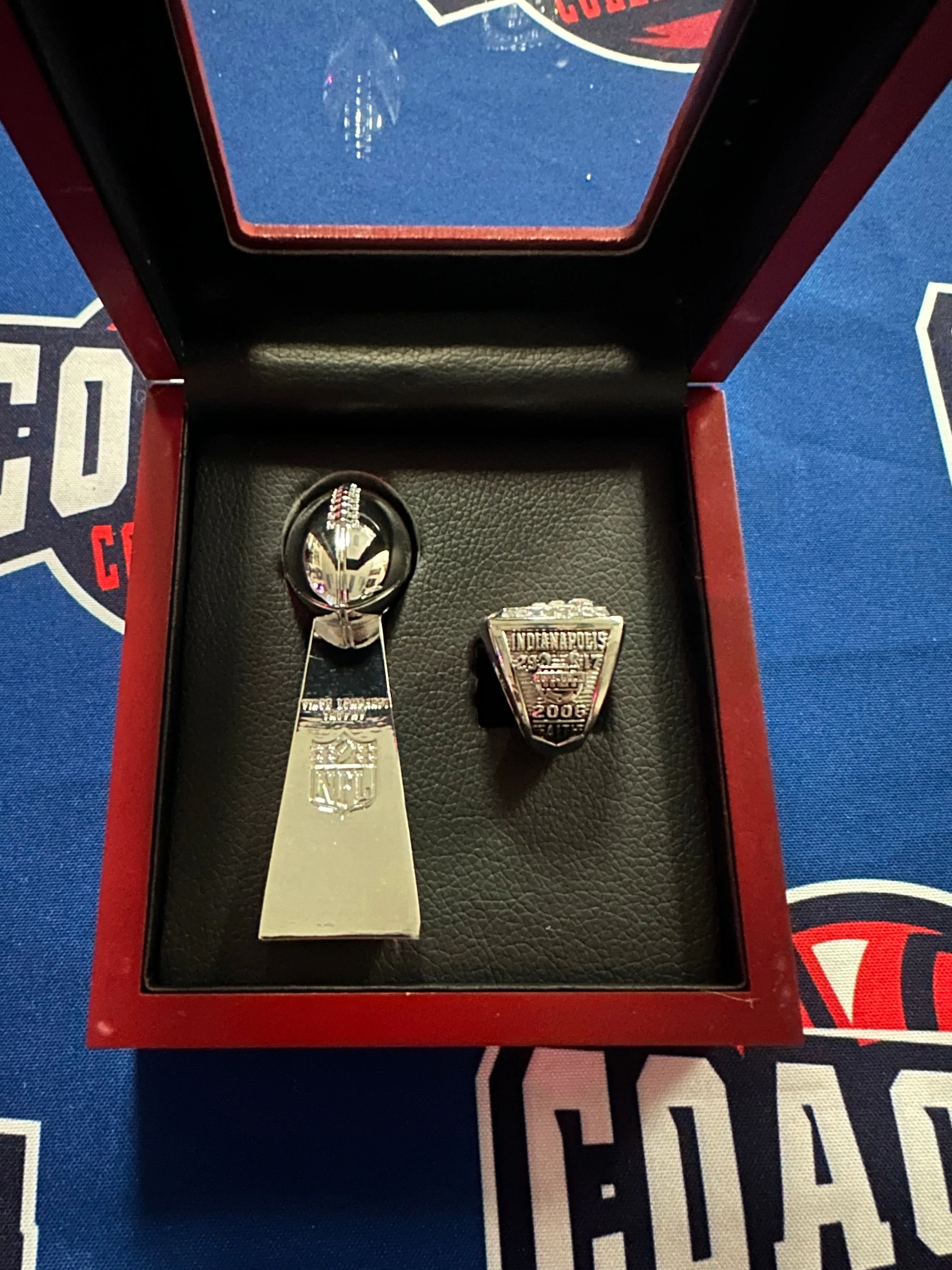 Indianapolis Colts 2pc Replica Super Bowl Ring & Trophy with Display Box
