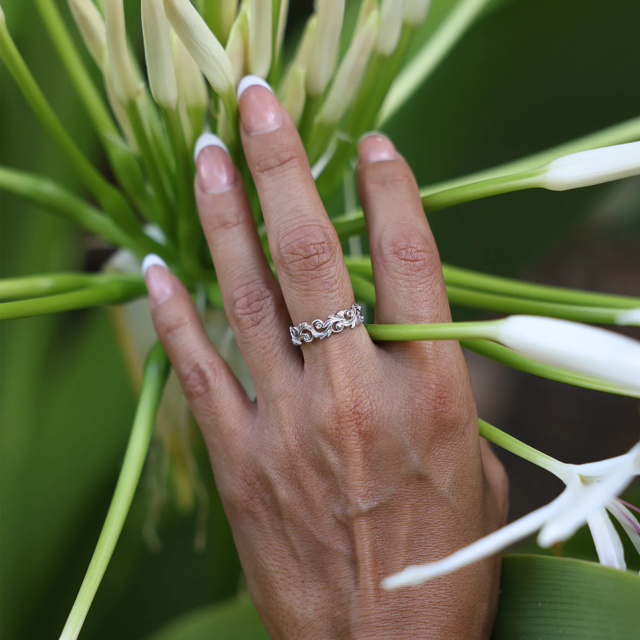 Living Heirloom Ring in White Gold with Diamonds - 6mm