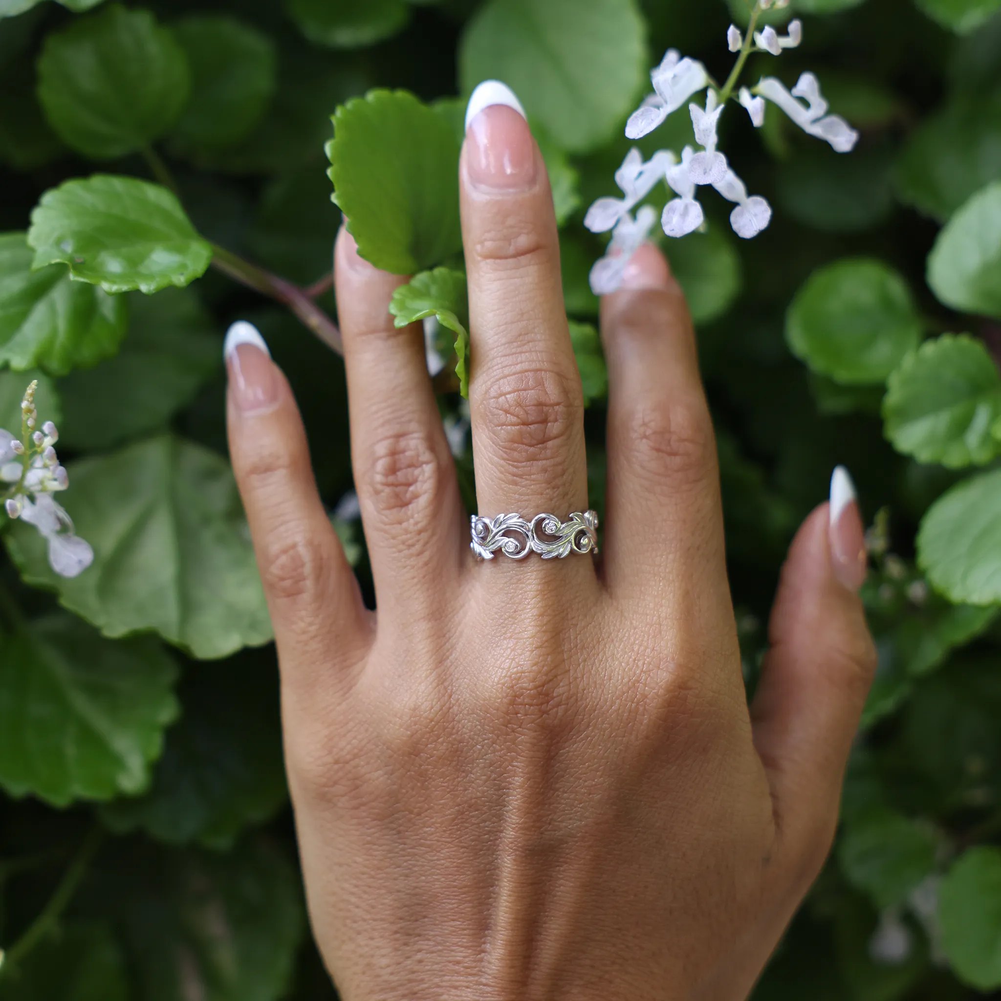 Living Heirloom Ring in White Gold with Diamonds - 8mm