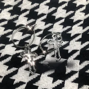 "CROSS" EARRING N090804