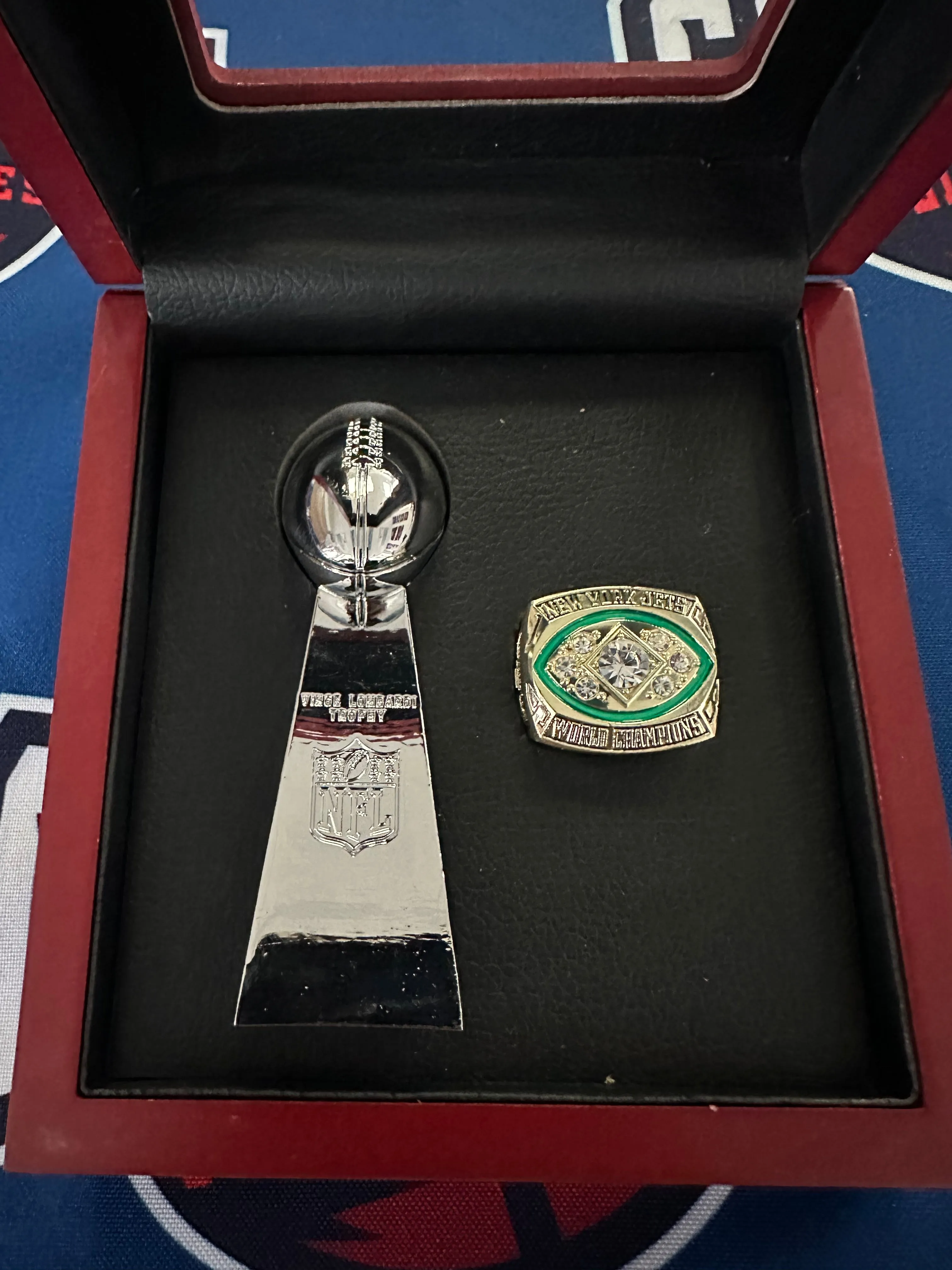 Super Bowl III New York Jets Replica Super Bowl Ring & Lombardi Trophy w/ Display Box