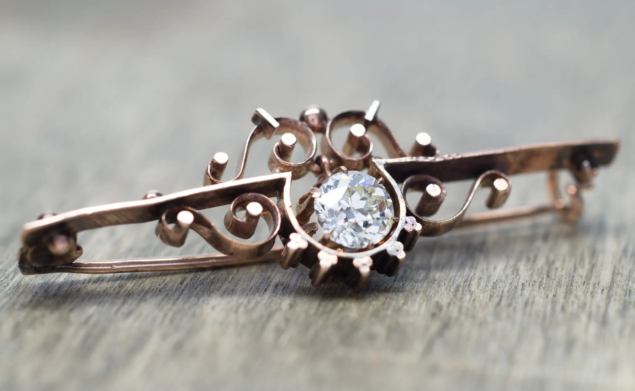 VICTORIAN GOLD BROOCH WITH CENTER OLD EUROPEAN CUT